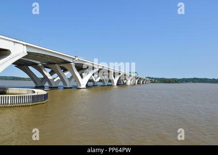 Capital Beltway Woodrow Wilson Memorial ponte che attraversa il fiume Potomac, appena a sud di Washington D.C. tra Maryland e Virginia, Stati Uniti d'America Foto Stock