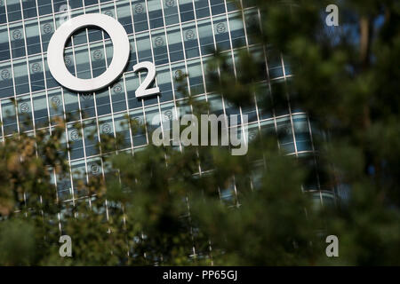 Un segno del logo al di fuori di una struttura occupata da Telefónica Europa (O2) a Monaco di Baviera, Germania, il 8 settembre 2018. Foto Stock