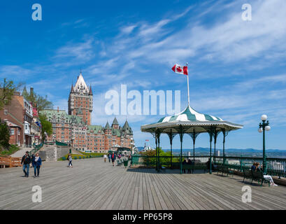 Turisti che si godono una passeggiata sulla passerella di legno della Dufferin Terrace, a fianco di Château Frontenac. La zona è un sito Patrimonio Mondiale dell'UNESCO Foto Stock