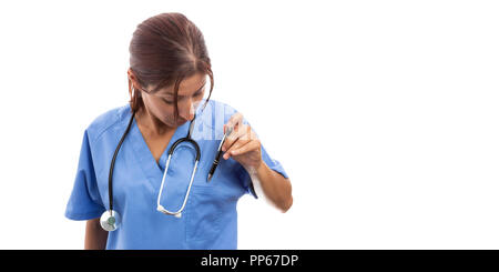 Ospedale femminile infermiera ottenere pronto per il lavoro mettendo una penna nel scrubs tasca come clinica preparazione professionale concetto isolato su sfondo bianco Foto Stock