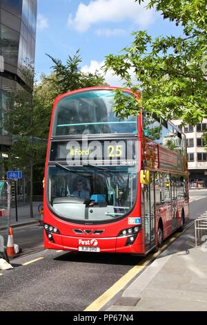 LONDON, Regno Unito - 13 Maggio 2012: la gente ride London bus a Londra. Come del 2012, LB serve 19.000 fermate di autobus con una flotta di autobus 8000. In un giorno feriale 6 milioni di Foto Stock