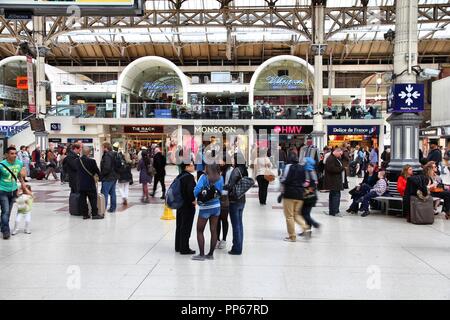 LONDON, Regno Unito - 13 Maggio 2012: i viaggiatori fretta alla stazione ferroviaria Victoria di Londra. Secondo 2010-11 stats, Victoria Station serve più di 73 milli Foto Stock