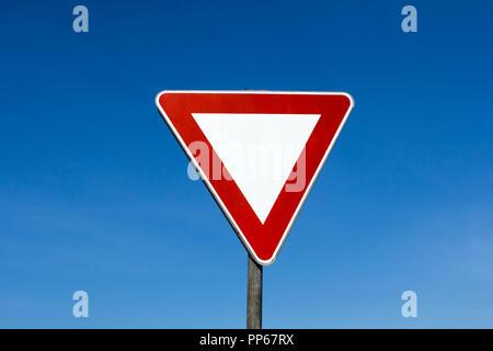 Dare modo segno blu su sfondo cielo Foto Stock