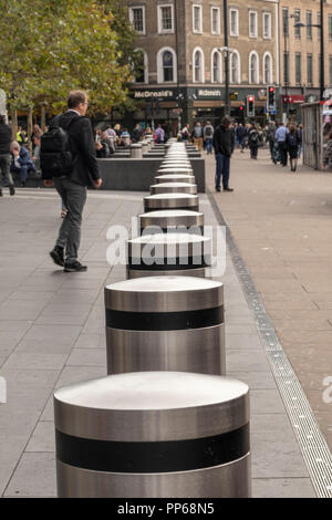 Veicolo preventiva guardrail, Kings Cross, London, England, Regno Unito Foto Stock