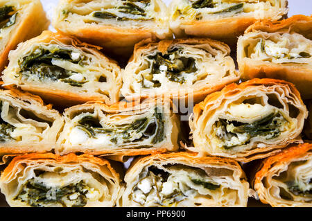 Torta fatta in casa con formaggio e spinaci in configurazione di sfondo Foto Stock