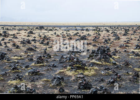 Intorno all'Islanda - La Tradizione suggerisce che i viaggiatori aggiungono alle tele di pietre a Laufskalavanda Foto Stock