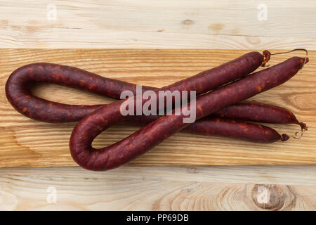 Kulen, slovacca insaccati di carne di maiale su una tavola di legno, Novi Sad Serbia Foto Stock