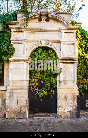 Arco in pietra nel giardino di primavera a Mosca, in Russia. La bella architettura. Foto Stock