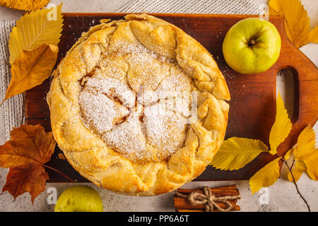 Tradizionale American apple pie su una tavola di legno, vista dall'alto. Autunno arredamento alimentare. Foto Stock