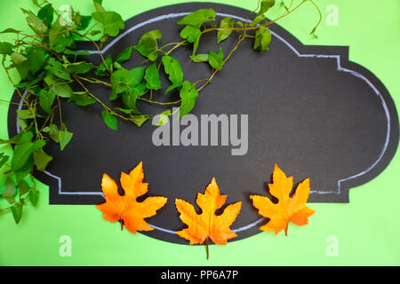 Bianco nero modello di scheda con copia gratuita spazio con autunno giallo e verde edera rampicante foglie Foto Stock