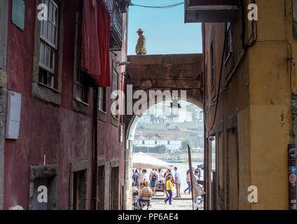 Porto, Portogallo una strada stretta con una passerella sopraelevata, a Porto, Portogallo che conduce alla banchina del fiume Duoro Foto Stock