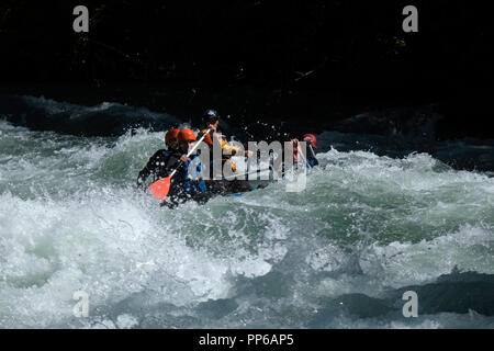 White water rafting al Noguera Pallaresa nel fiume Naut Aran Valle de Arán Catalogna Spagna Foto Stock