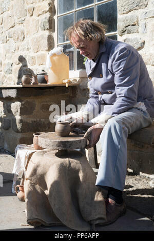 Potter facendo una pentola, il museo Beamish, Co. Durham, England, Regno Unito Foto Stock