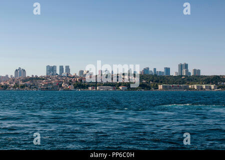 Vista del Bosforo e della parte europea di Istanbul. È una soleggiata giornata estiva. I grattacieli sono anche nella vista . Foto Stock