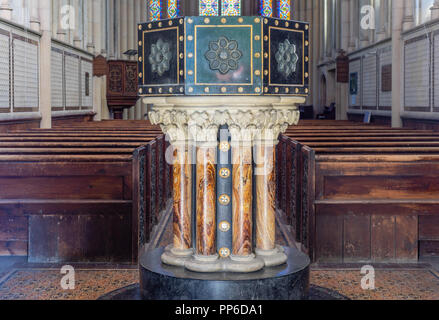 Il XIII secolo fonte battesimale in marmo all'interno della chiesa di Santa Maria di Stoke Itchen nel nuovo Alresford, Hampshire, Inghilterra, Regno Unito Foto Stock