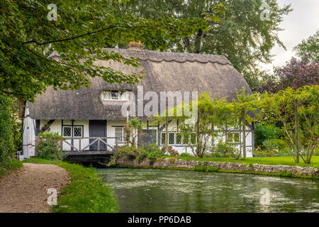 Il Fulling Mill, un tradizionale cottage tetto di paglia, lungo il fiume Alre a New Alresford durante l'estate 2018, Hampshire, Inghilterra, Regno Unito Foto Stock