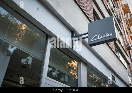 Belgrado, Serbia - 23 settembre 2018: Clarks logo sul loro negozio principale di Belgrado. Clarks è un cittadino britannico di scarpe produttore e rivenditore specializzato in Foto Stock