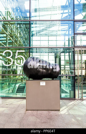 Scultura di una testa di Igor Mitoraj 'Testa Addormentata" (1983), Canary Wharf, London, Regno Unito Foto Stock