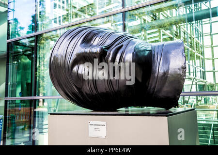 Scultura di una testa di Igor Mitoraj 'Testa Addormentata" (1983), Canary Wharf, London, Regno Unito Foto Stock