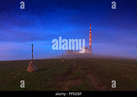 Botev picco con la torre della TV, della torre radio e stazione meteo. Stara Planina, Central Balkan National Park, Bulgaria. Foto Stock