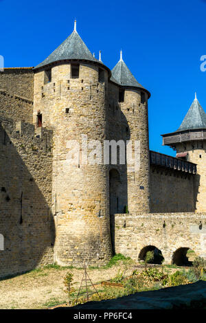 Ponte e torri con porta d'ingresso alla storica fortificata di Carcassonne in Francia Foto Stock