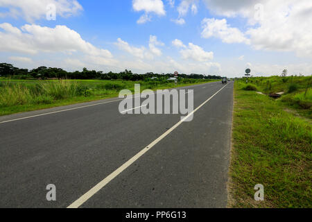 Padma bridge approach strade a Zajira in Shariatpur. Bangladesh Foto Stock