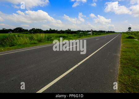 Padma bridge approach strade a Zajira in Shariatpur. Bangladesh Foto Stock