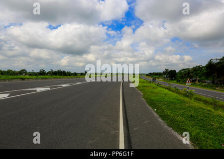 Padma bridge approach strade a Zajira in Shariatpur. Bangladesh Foto Stock