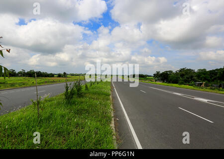 Padma bridge approach strade a Zajira in Shariatpur. Bangladesh Foto Stock