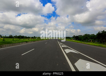 Padma bridge approach strade a Zajira in Shariatpur. Bangladesh Foto Stock