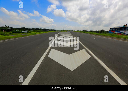 Padma bridge approach strade a Zajira in Shariatpur. Bangladesh Foto Stock