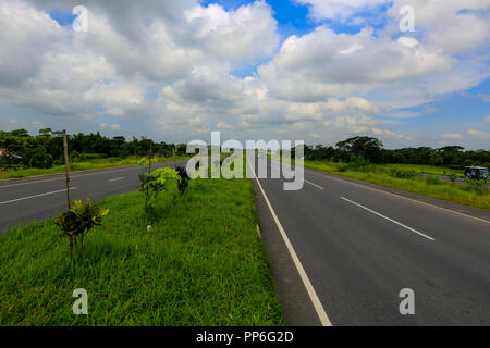 Padma bridge approach strade a Zajira in Shariatpur. Bangladesh Foto Stock