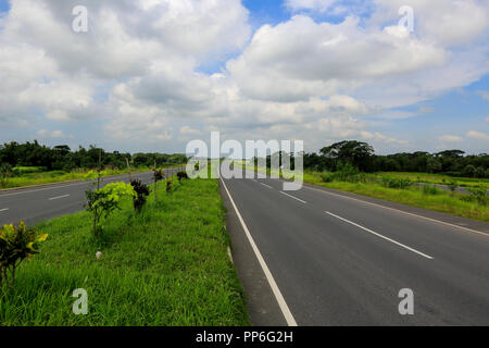 Padma bridge approach strade a Zajira in Shariatpur. Bangladesh Foto Stock