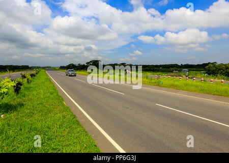 Padma bridge approach strade a Zajira in Shariatpur. Bangladesh Foto Stock