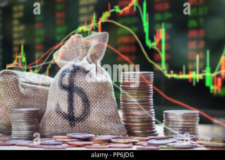 Stock di investimento, business, risparmi, concetto finanziario : doppia esposizione US dollar in moneybag e impilamento di monete con un mercato azionario o forex trading Foto Stock
