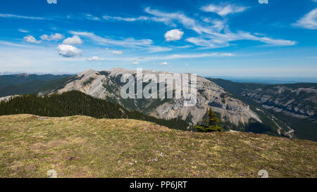 Sentieri suggestivi panorami dalla cima della montagna della prateria a Kananaskis Country Alberta Canada su una calda giornata di sole a inizio estate Foto Stock