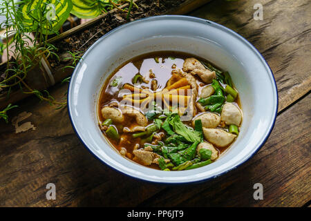 Riso Thai noodle soup con carne di maiale e polpetta. Esso è chiamato 'Kuay Tiew Ruay' o in barca a base di noodle Foto Stock