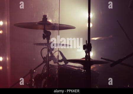 Musica dal vivo foto di sfondo, rock band drum set. Vintage nei toni caldi close up foto, morbida messa a fuoco selettiva Foto Stock