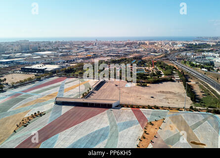 La fotografia aerea Torrevieja townscape. Al di sopra di vista del mercato vuoto area di parcheggio, quadrata per il trasporto. Costa Blanca, Spagna Foto Stock