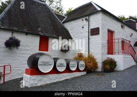 Edradour, rinomato come il più piccolo (ma ora seconda più piccola) roccaforte artigianale di single malt whisky da una distilleria agricola ancora oggi in produzione. Foto Stock