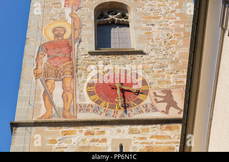 Vista parziale della torre della chiesa di San Maurizio (tedesco: Pfarrkirche San Maurizio) nel paesino di Appenzell, Svizzera. Foto Stock