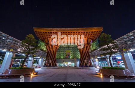 Kanazawa stazione ferroviaria di notte, Ishikawa prefettura, Giappone Foto Stock