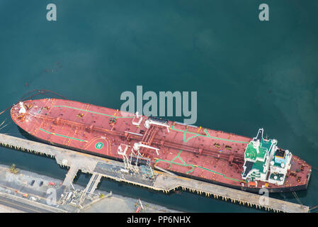 Offerta barca da carico nel porto Foto Stock