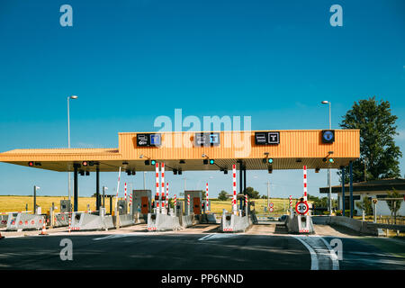 Le vetture che passa attraverso il punto automatico di pagamento su una strada a pedaggio. Punto di pedaggio autostrada, stazione di pedaggio. Autostrada con pedaggio Plaza o Turnpike o Po di carica Foto Stock