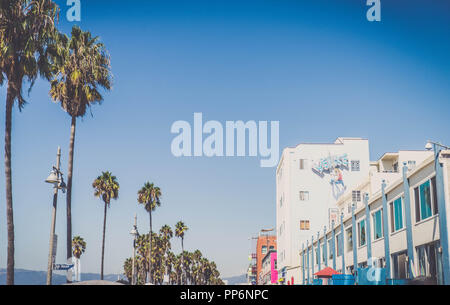 VENICE Beach, Stati Uniti d'America - 29 settembre 2016: l'affollata spiaggia di Venice Boardwalk. Un sacco di persone stanno passeggiando per il lungomare. Su entrambi i lati ci sono se Foto Stock