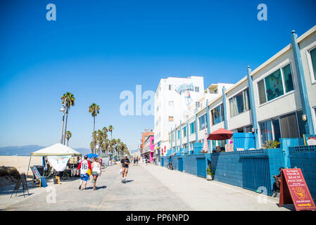 VENICE Beach, Stati Uniti d'America - 29 settembre 2016: l'affollata spiaggia di Venice Boardwalk. Un sacco di persone stanno passeggiando per il lungomare. Su entrambi i lati ci sono se Foto Stock