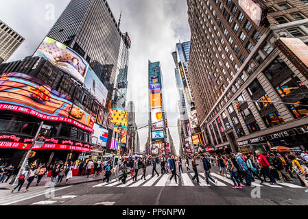 NEW YORK CITY, NY - Novembre 25, 2015: Times Square è in primo piano con i Teatri di Broadway e il LED di segni come un simbolo della città di New York e Stati Uniti Foto Stock