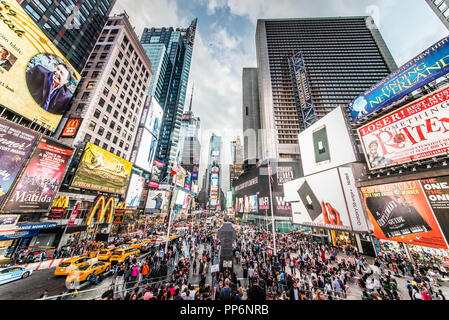 NEW YORK CITY, NY - Novembre 25, 2015: Times Square è in primo piano con i Teatri di Broadway e il LED di segni come un simbolo della città di New York e Stati Uniti Foto Stock
