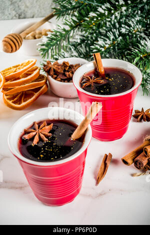 Tradizionale autunno inverno caldo cocktail fatti in casa, rosso vino brulé drink con ingredienti, il marmo bianco di sfondo spazio di copia Foto Stock