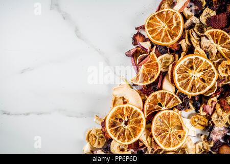 Home raccolto autunnale, frutta secca e frutti di bosco in vasetti di vetro per conserve conserva, fragole, lamponi e mele, banane, arance, calcestruzzo leggero Foto Stock